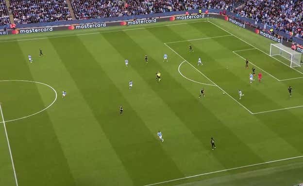 Con el 0-0, Courtois la pasa a Kroos, que puede girarse, y Benzema se encuentra solo, con la opción de recibir y poner a correr a Vinicius, que está abierto.
