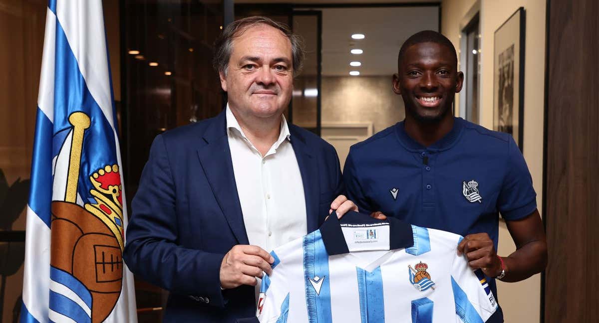 Aperribay y Hamari posan con la nueva camiseta realista./Real Sociedad