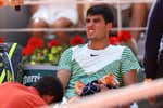 Alcaraz se acalambra ante Djokovic y cede a las puertas de la final