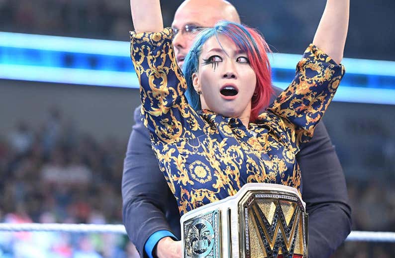Asuka recibe el nuevo Campeonato femenino de WWE y el reto de Charlotte Flair