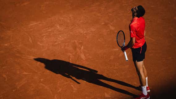 Novak Djokovic está a una victoria de ser el hombre con más títulos de Grand Slam de la historia. /Daniel Kopatsch/Getty Images