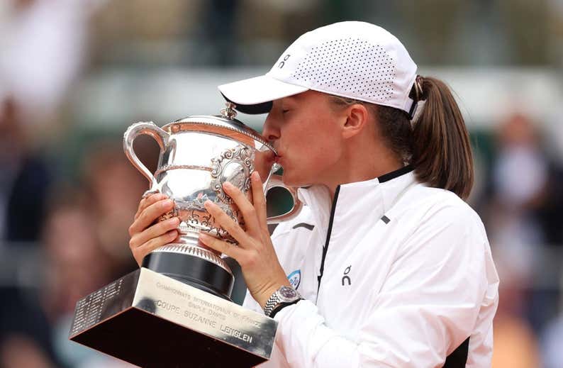 Swiatek repite título en París y entra directa al olimpo del tenis