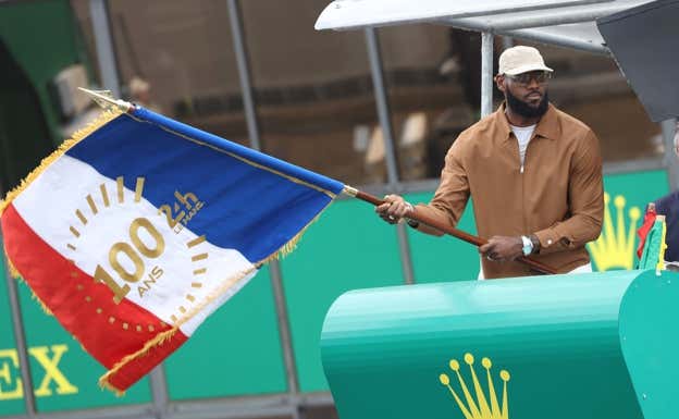 LeBron James da el banderazo de salida de las 24h de Le Mans 2023.  AP