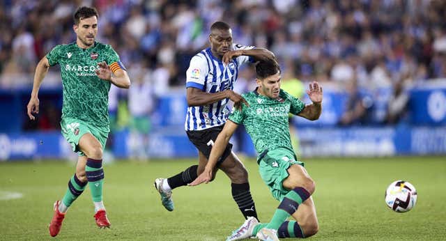 Alavés y Levante dejan el gol y el ascenso para el Ciutat