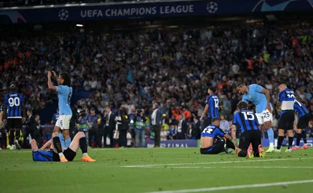 La decepción de los jugadores del Inter nada más acabar la final de la Champions de 2023.  AFP