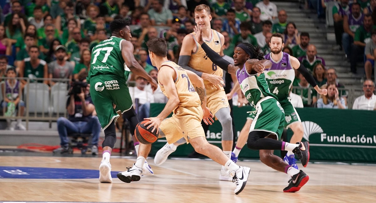Nico Laprovittola trata de superar la defensa de Kendrick Perry