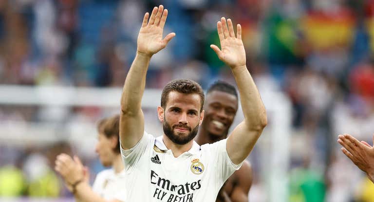 Nacho saluda a la afición tras el último partido de la temporada.