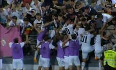 La celebración de los jugadores del Castilla provoca la caída de la valla del Di Stéfano