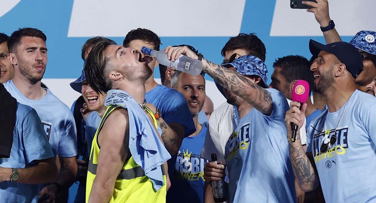 Grealish se lo pasa bien en la celebración del City.