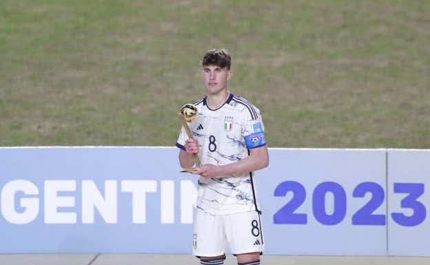 Cesadei posa con el trofeo de mejor jugador del campeonato sub-20.  EFE