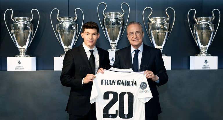 Fran García junto a Florentino Pérez y su nueva camiseta.