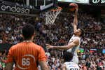 Fiesta de baloncesto y cumpleaños del Chacho para meter al Real Madrid en la final