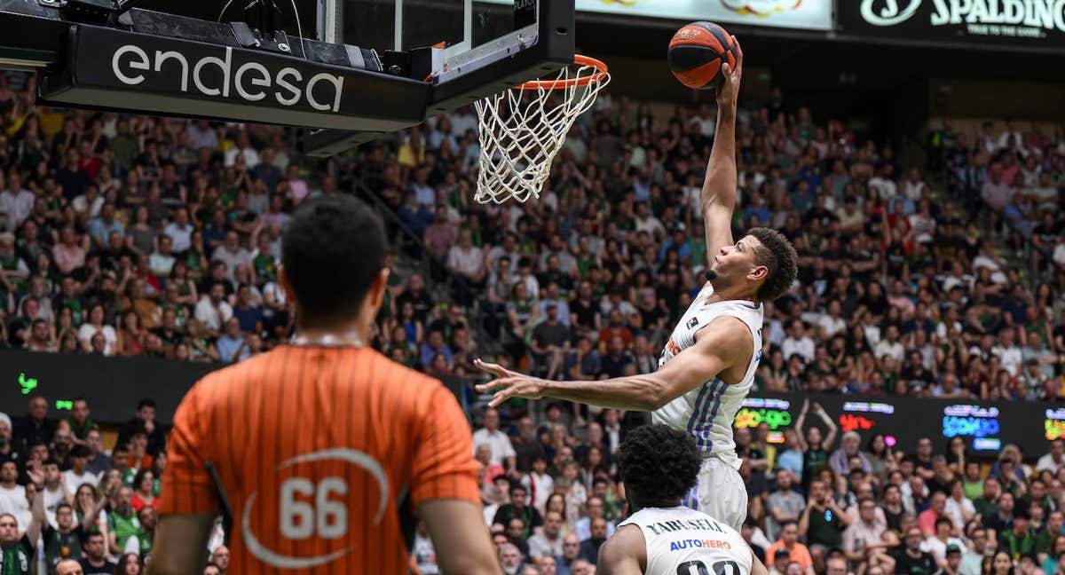 Edy Tavares salta para hacer un mate a una mano.
