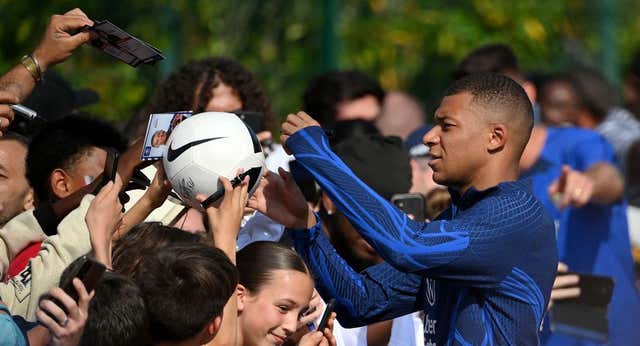 Mbappé dice que se queda en el PSG esta temporada, pero ratifica su decisión de no renovar hasta 2025