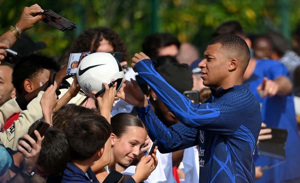 Mbappé dice que se queda en el PSG esta temporada, pero ratifica su decisión de no renovar hasta 2025