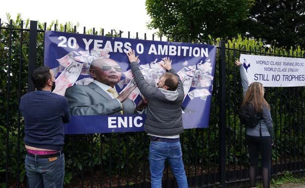Aficionados protestan contra Levy.  GETTY