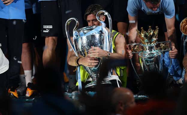 Grealish sostiene la Champions League durante la celebración. EFE