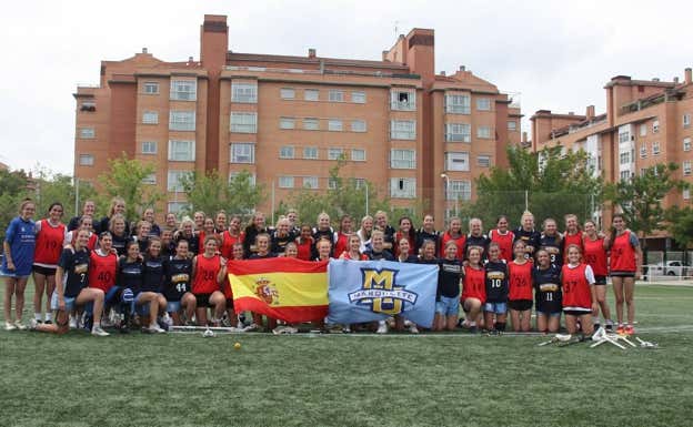 La selección Sub-20 junto con el equipo de Marquette University.  AEL