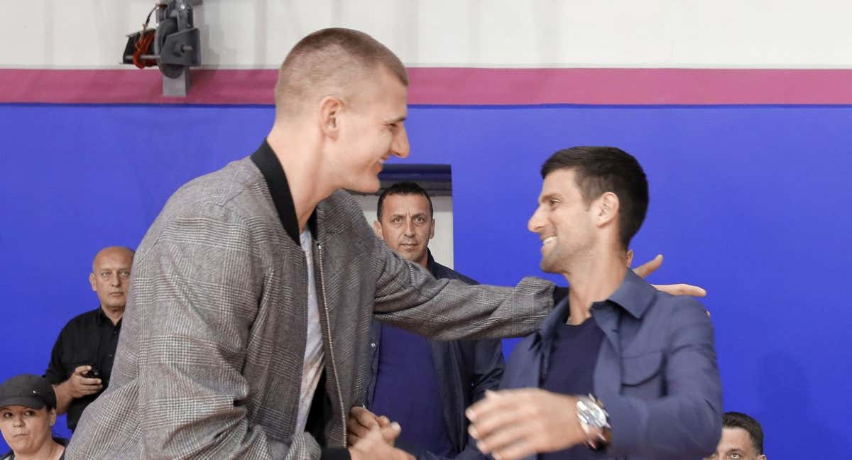 Novak Djokovic y Novak Djokovic durante un amistoso en Serbia./Getty Images