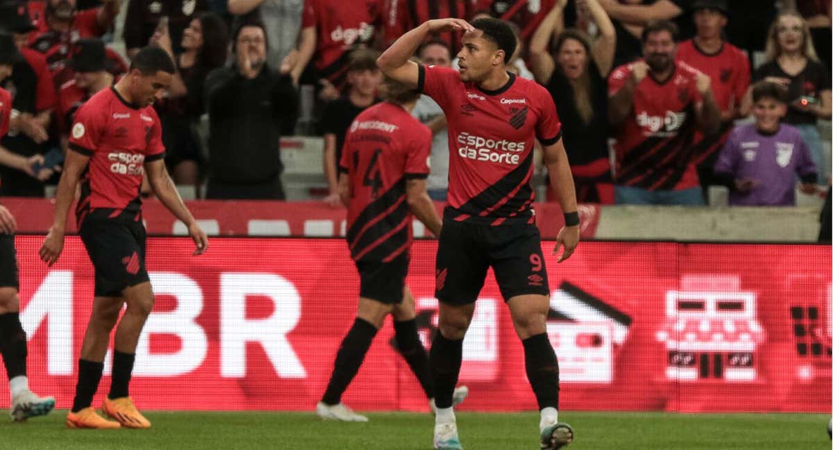 Vitor Roque celebra el gol que anotó ante Gremio.