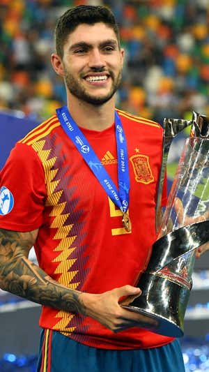 Unai Núñez, con la copa de campeón Sub-21. GETTY