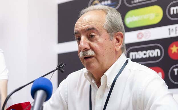 Antonio Couceiro, ya expresidente del Deportivo, comparece tras la derrota en Castalia.  RC DEPORTIVO