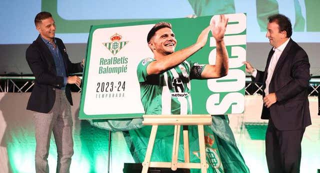 El futuro de Joaquín no pasa solo por la televisión, el Betis lo quiere en el vestuario