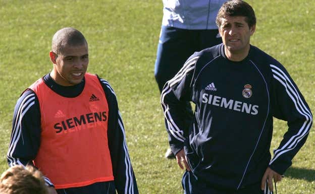 López Caro con Ronaldo, en el año 2006.  ARCHIVO ABC