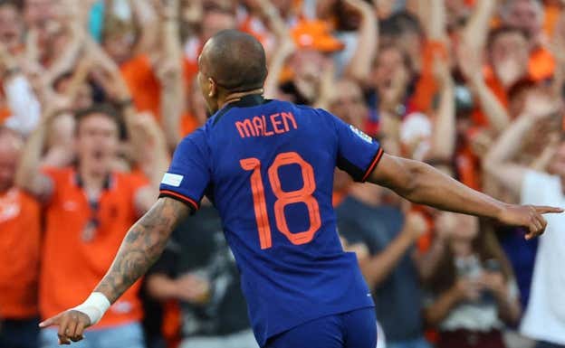 Malen celebra el gol de Países Bajos. REUTERS