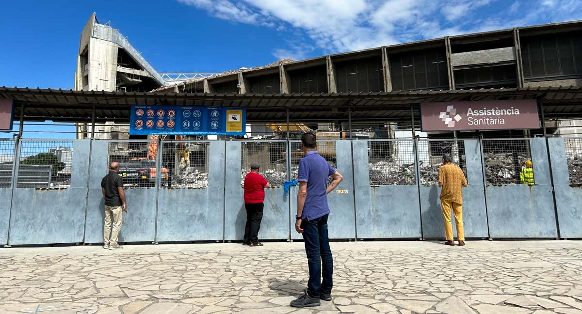 Algunos curiosos viendo las obras del Camp Nou.