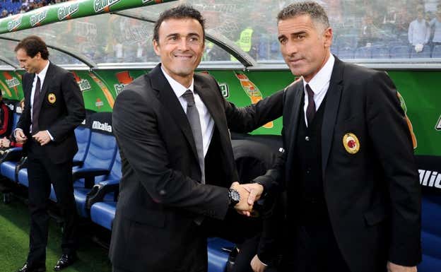 Luis Enrique y Tassotti se saludan antes de un Milan-Roma.
