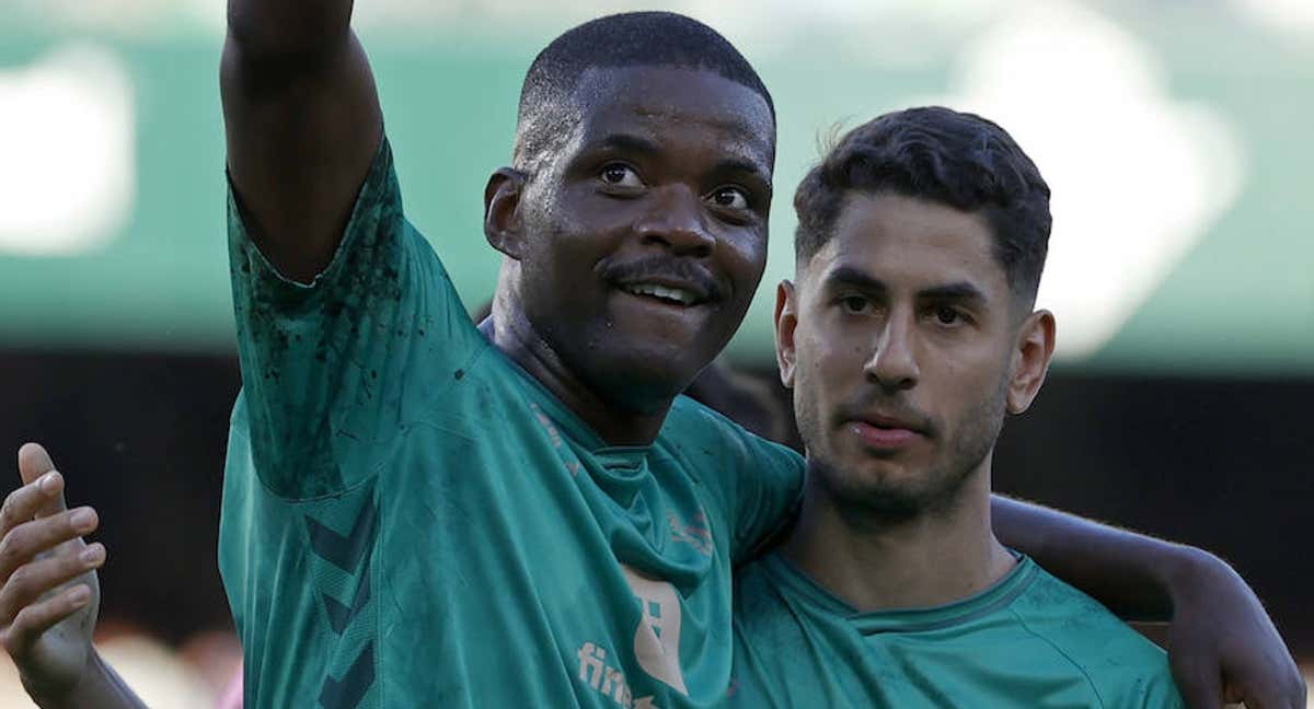 William Carvalho celebra un gol junto a Ayoze./EFE