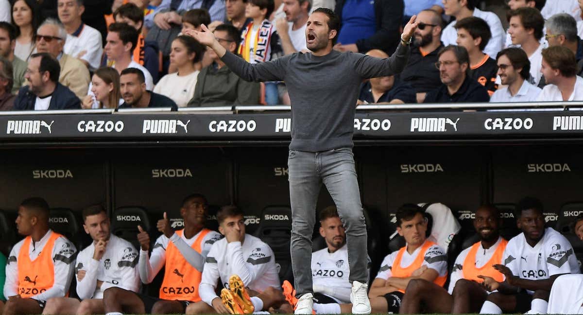 Rubén Baraja dirigiendo un partido con el Valencia.