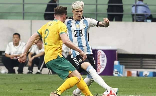 Garnacho hizo su debut con la albiceleste.  REUTERS