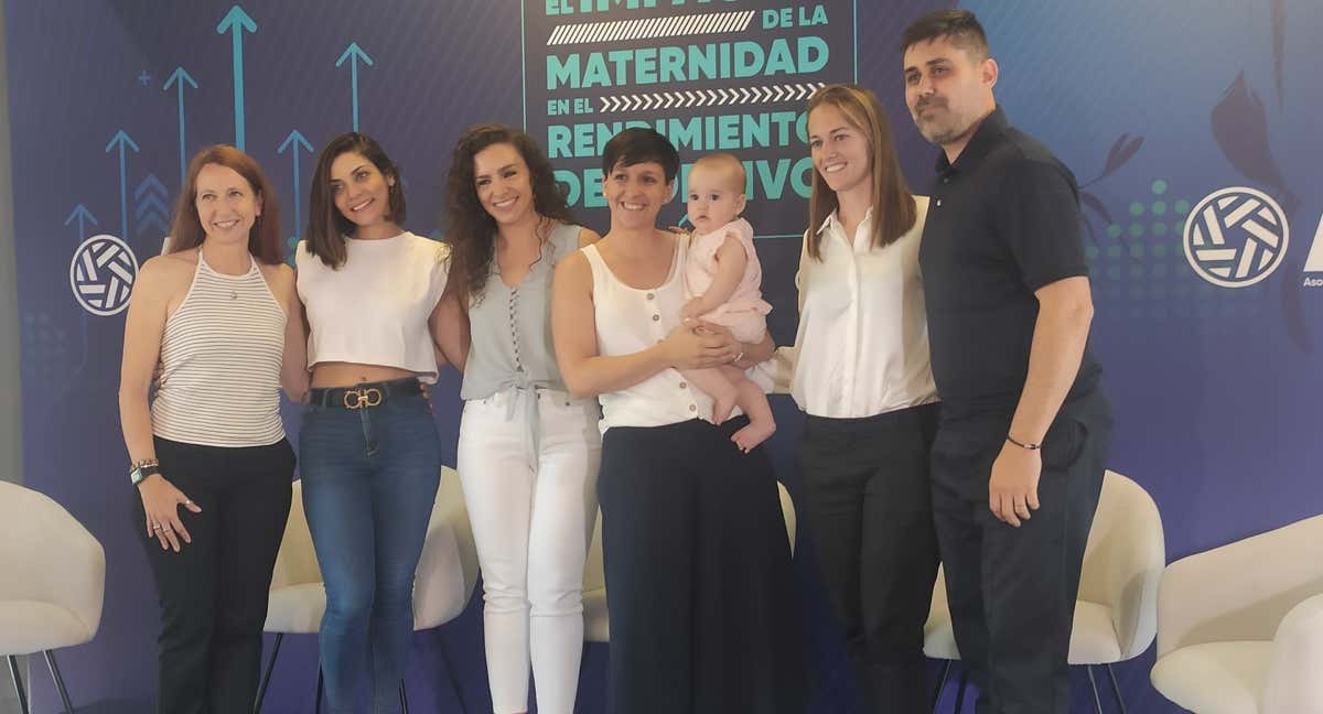 Natalia Freire, Caroline Correia, Carmen Parrilla, Marta Corredera, Tania Tabanera y David Arganzo tras la charla. /RELEVO