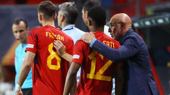 De la Fuente da instrucciones a Ansu Fati antes de salir a jugar contra Italia en la Nations League. /Reuters
