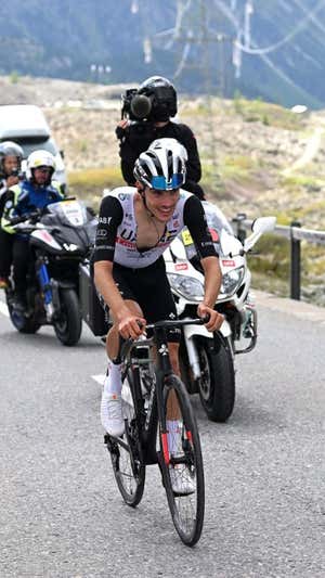 Juan Ayuso rueda hacia la victoria en la quinta etapa de la Vuelta a Suiza.  GETTY IMAGES