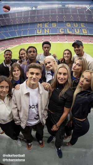 Imagen de los jugadores del Barcelona junto a cantantes e influencers que han participado en la promoción de la nueva camiseta.  INSTAGRAM