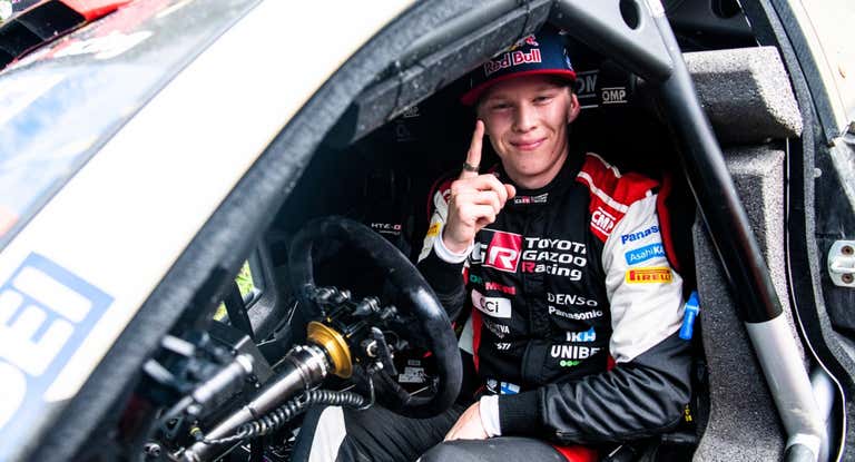 Kalle Rovanperä, dentro de su GR Yaris.
