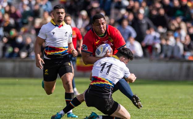 Titi Futeu porta el óvalo en un partido de la selección española de rugby. GETTY