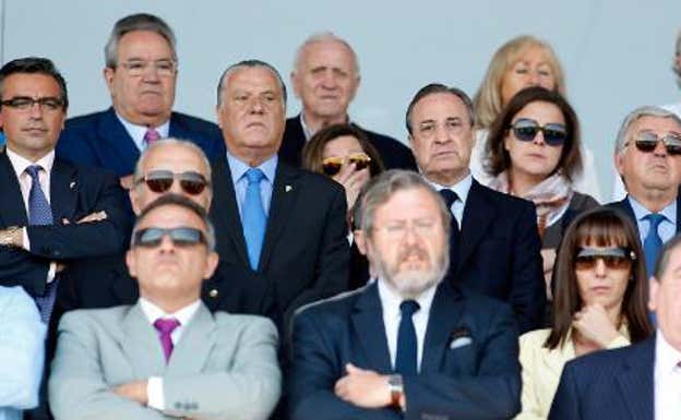 Florentino, emocionado en el minuto de silencio por su mujer REALMADRID.COM