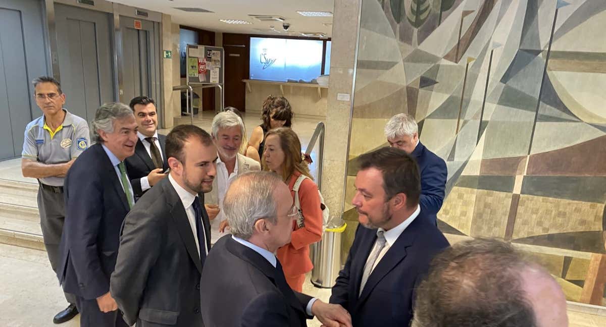El presidente del Real Madrid, Florentino Pérez, saluda al nuevo secretario de Estado para el Deporte, Víctor Francos.