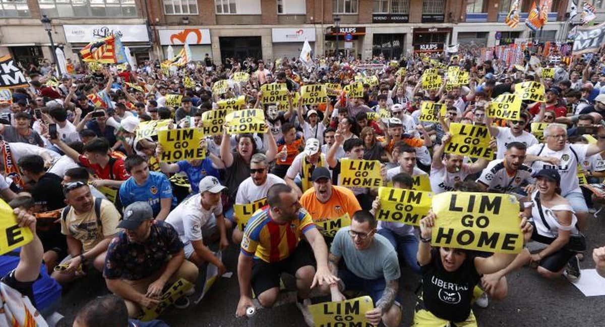 La afición del Valencia protesta contra Peter Lim.
