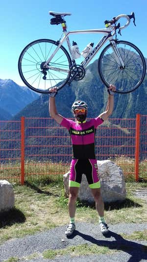 Fernando Rasal alza la bici al cielo al coronar la Hoz de Jaca.  F. R.