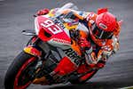 Otro día accidentado de Márquez: arrolla a Zarco tras una caída, 'peineta'...