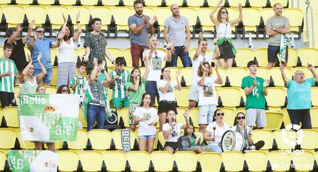 Detrás de las familias que siguen a los hijos futbolistas: planes de ahorro y «padres de Messis y Cristianos»