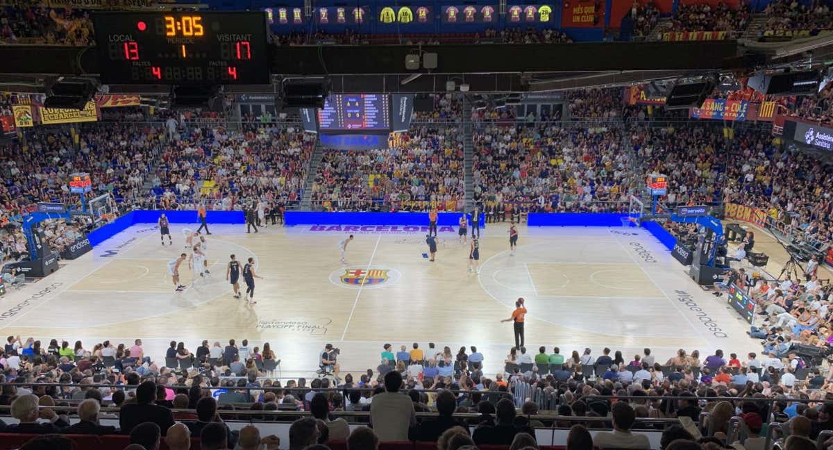 Ambiente en el Palau Blaugrana durante el primer partido de la final del playoff entre Barça y Real Madrid.