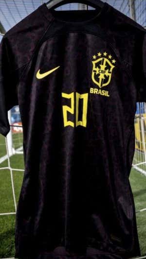 La camiseta negra que utilizará Brasil contra Guinea.