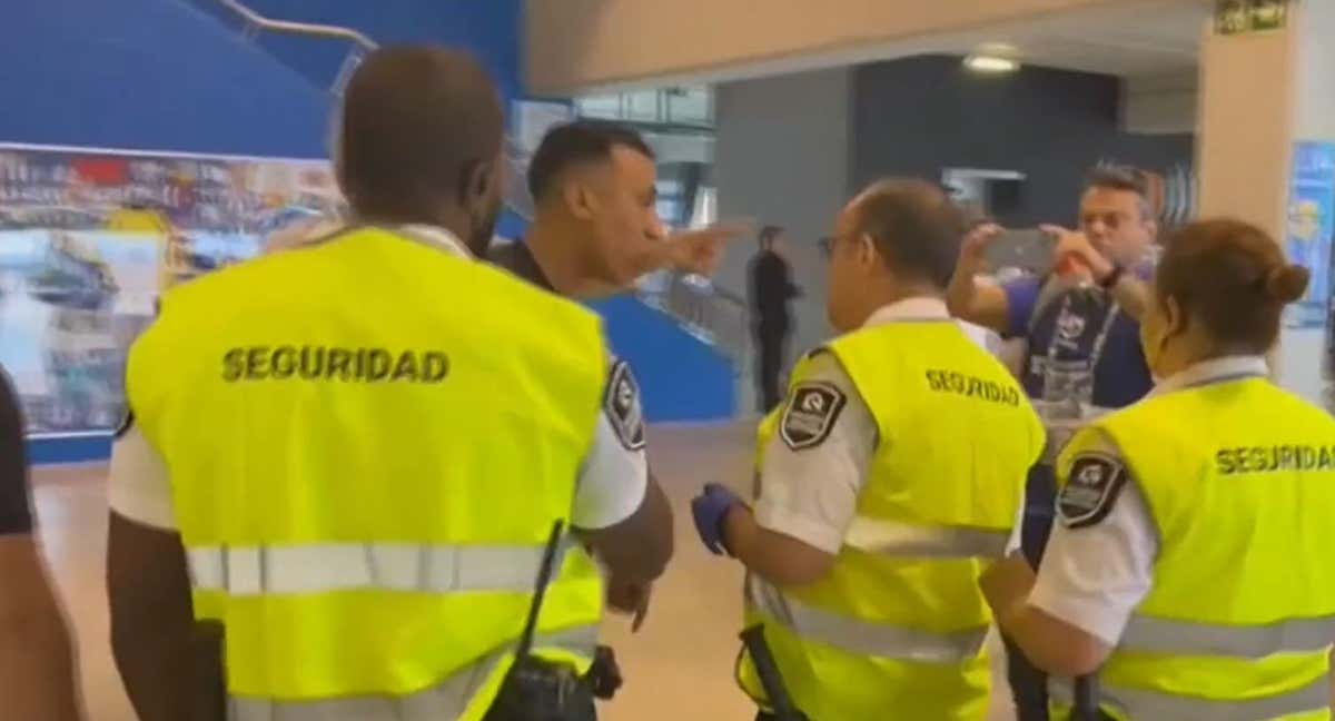 Captura del instante en que el amigo de Vinicius se encara con el guardia de seguridad. /IMÁGENES DE GLOBOESPORTE