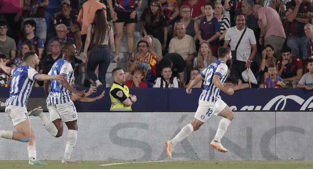 Villalibre y una mano en el 129′ dan el ascenso al Alavés in extremis